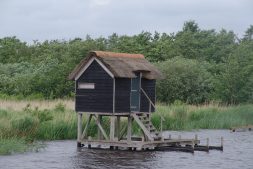 Bijzondere vogelkijkhut van It Fryske Gea in Alde Feanen door brand verwoest