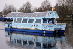 Vanaf een boot wintergasten en trekvogels spotten in De Alde Feanen